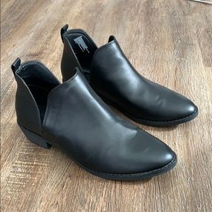 Universal Thread Ankle Booties